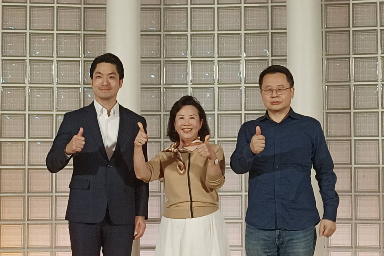 社團法人台北市學前及中小學文教協會15日舉辦會員大會，共同關注幼教發展趨勢，交流寶貴經驗，協會理事長陳婉貞(中)與台北市長蔣萬安(左)、《梅花新聞網》社長王綽中(右)合影。圖/記者簡立欣攝