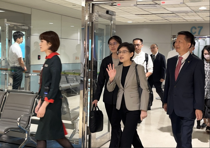 國人關心台美關稅談判結果，負責對美談判的行政院副院長鄭麗君（揮手者）12日清晨返抵桃園機場。圖/中央社