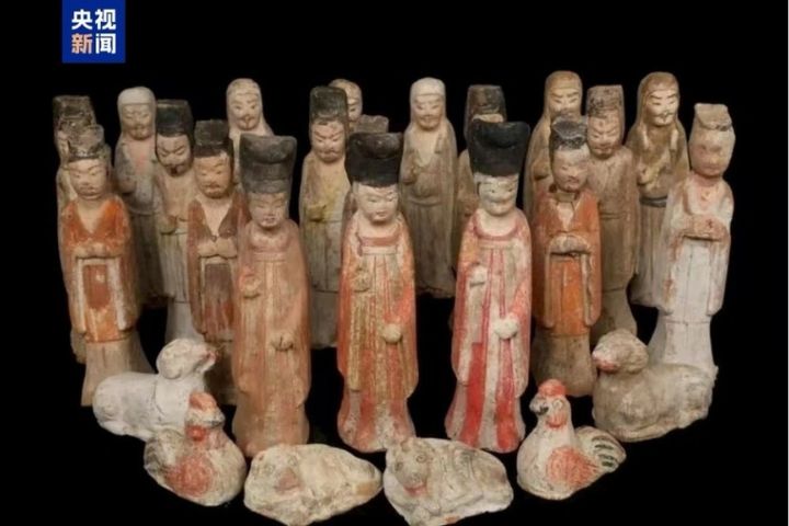 隋代兵部尚書段文振墓出土陶俑多達144件，涵蓋鎮墓武士俑、騎馬俑、風帽俑、籠冠俑、動物俑及鎮墓獸等。圖/取自央視新聞