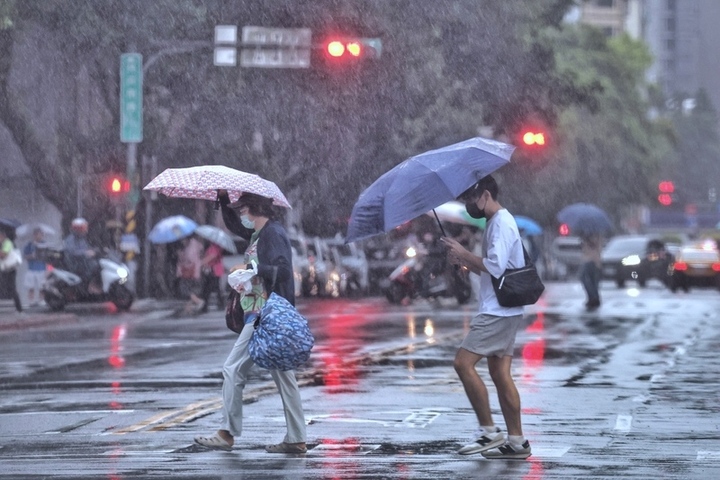 水氣仍多，各地須防強降雨。圖/取自中央社