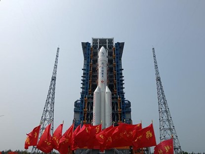 4月27日，嫦娥六號探測器和長征五號遙八運載火箭器箭組合體垂直轉運至發射區。圖/新華社