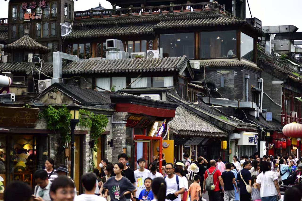 2024年10月4日，遊客乘船在江蘇蘇州山塘街水巷休閒遊玩。 圖/中新社 王建康攝