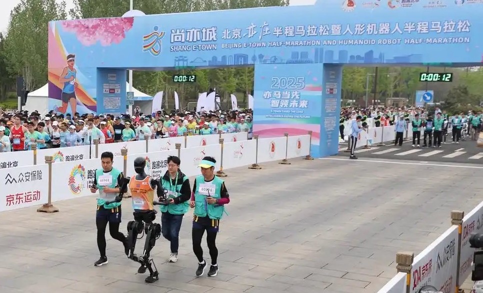 4月19日，北京亦庄舉辦全球首場人形機器人半程馬拉松比賽。圖/取自人民網