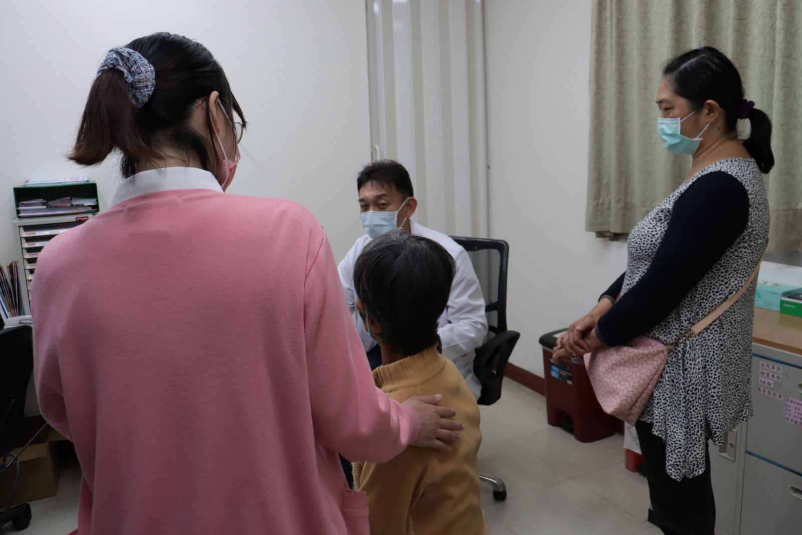 家醫科主任廖曜磐（中）巧妙地請阿嬤看診檢查。圖/彰化醫院提供