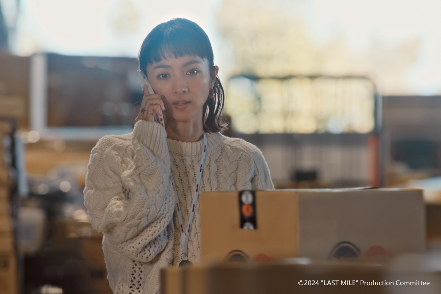 滿島光在《LAST MILE：全面引爆》裡飾演大型購物網站「DailyFast」日本分公司的西武藏野物流中心負責人「舟渡艾蓮娜」。圖/車庫娛樂提供