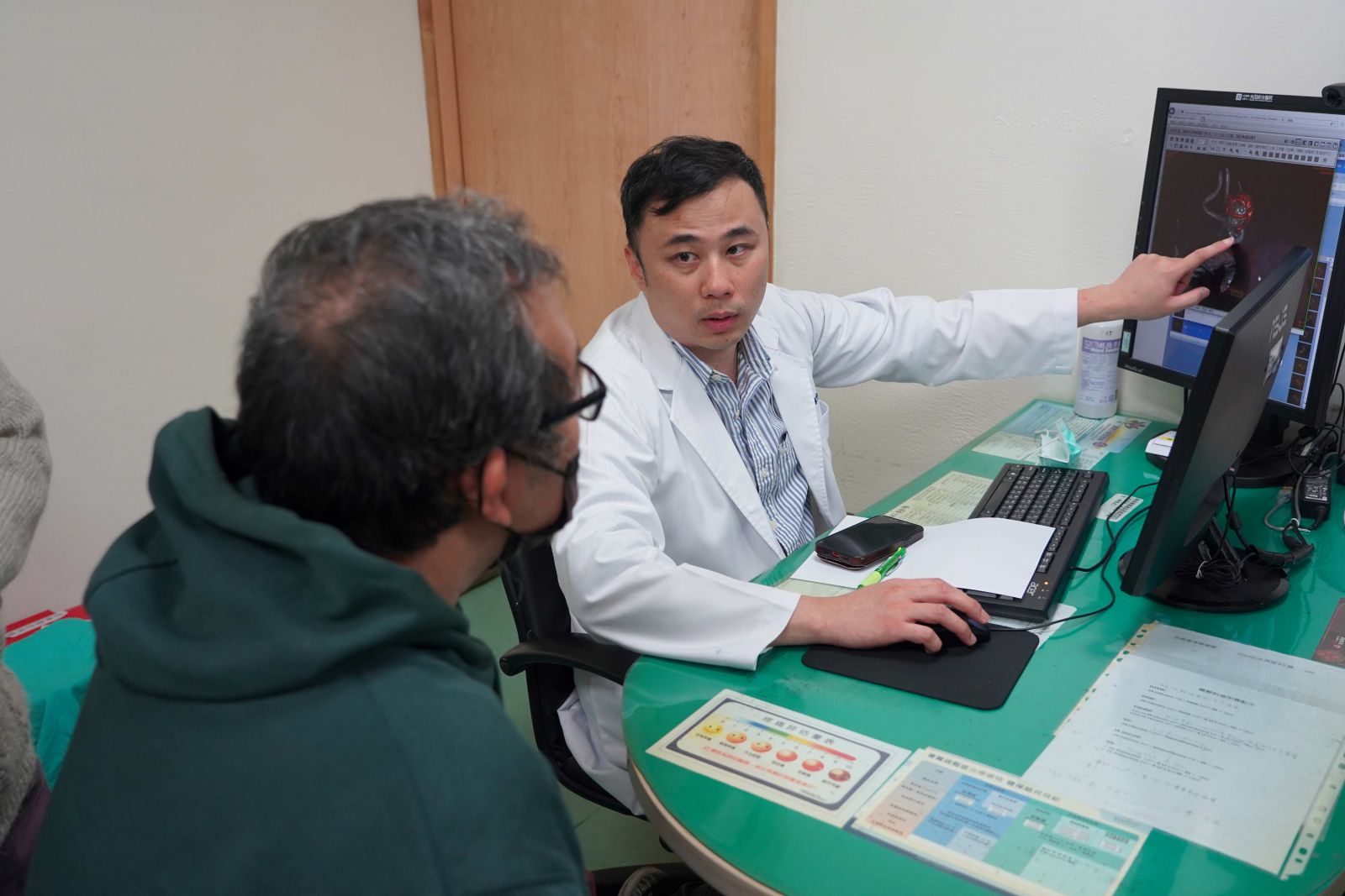 神經外科劉善傑醫師說明顱動脈瘤的危害，呼籲民眾重視腦血管健康。圖/光田綜合醫院