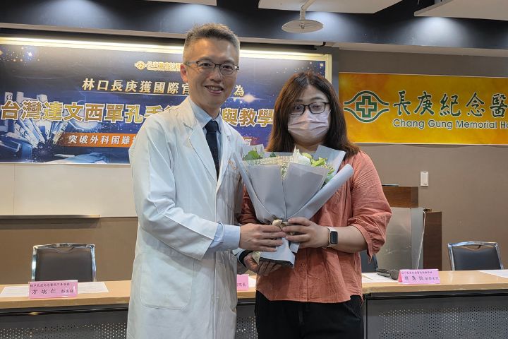 趙盈凱主任（左）慶賀重症肌無力病患謝小姐（右）重拾嶄新生活。圖/長庚醫院提供