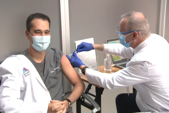 美國CDC改變新冠疫苗的接種政策，不再主動推薦民眾接種。圖/取自CBS News《YouTube》官方頻道