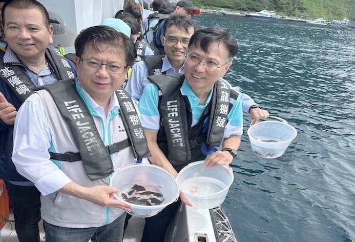 農業部政務次長黃昭欽（前左）6日帶隊到基隆嶼附近海域放流魚苗。圖／漁業署提供