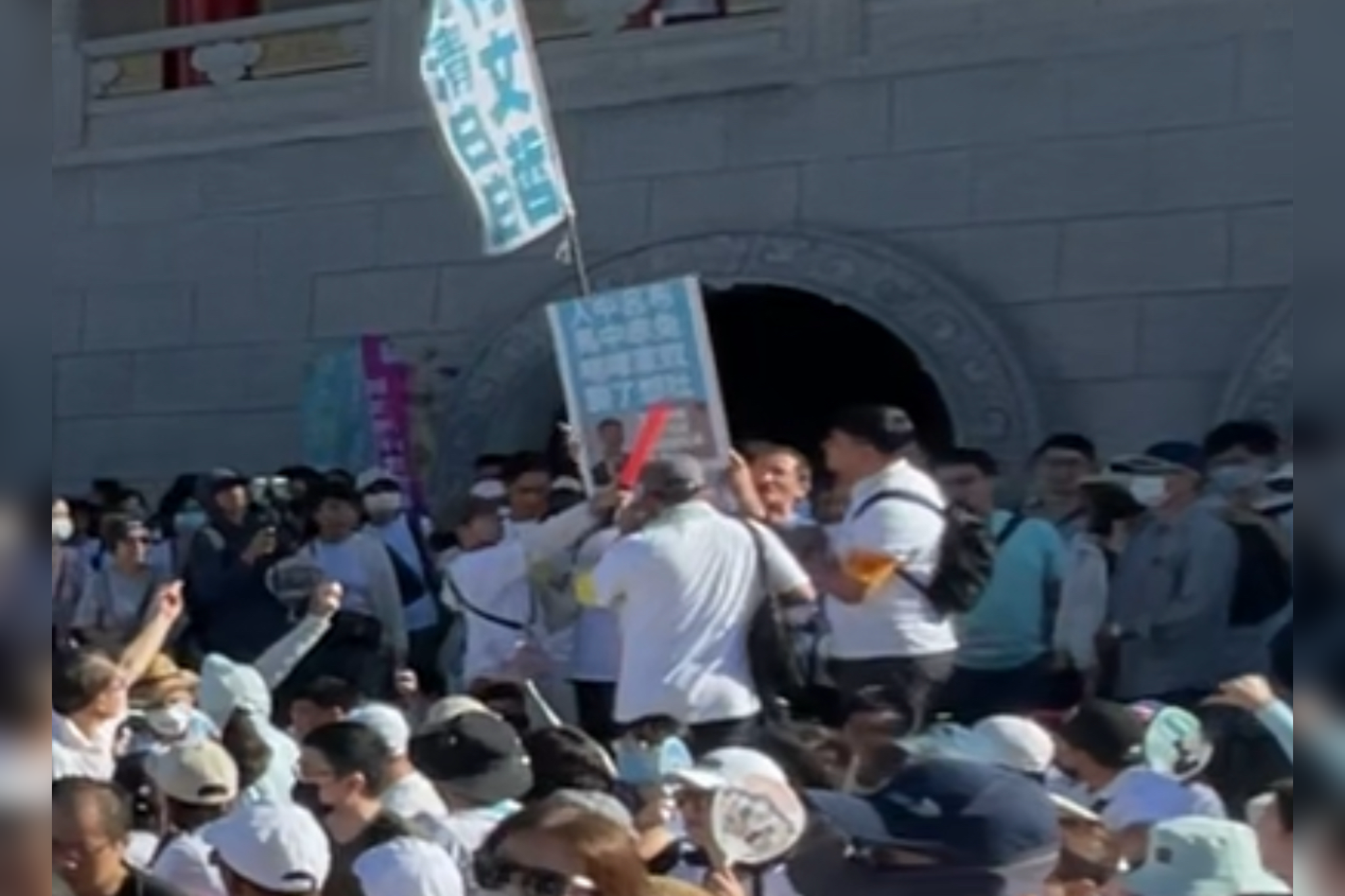 一名男子30日在民眾黨司法「走讀」活動現場嗆聲，要民眾黨主席黃國昌「消滅國民黨」。圖/記者洪子苓攝