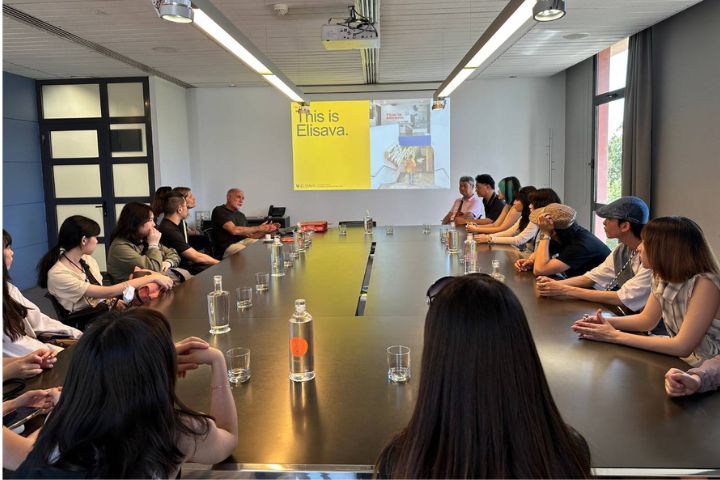 明志科技大學視覺傳達設計系與巴塞隆納Elisava設計學院熱絡交流，並受校方代表Santiago教授誠摯邀請，參觀畢業生精彩多元的畢業展覽。圖/明志科技大學提供