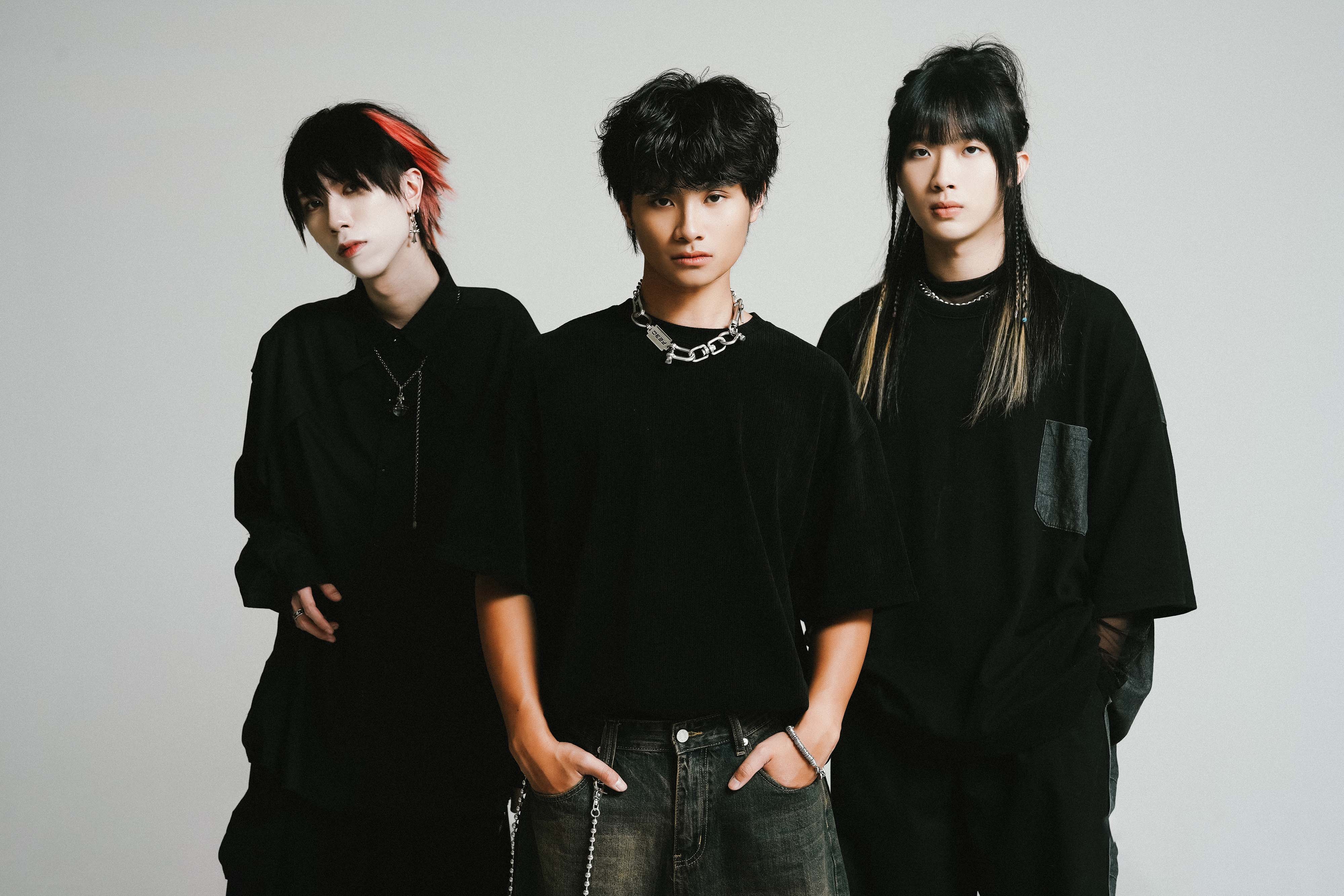 曾入圍金音獎的3人樂團福夢（FUMON），8/9 站上「台中圓滿戶外劇場」舉辦福夢第1場專場《Blessed 》（祝福）演唱會，並宣佈演唱會收益全數捐贈給因4/3強震受災的花蓮。圖/形上娛樂提供