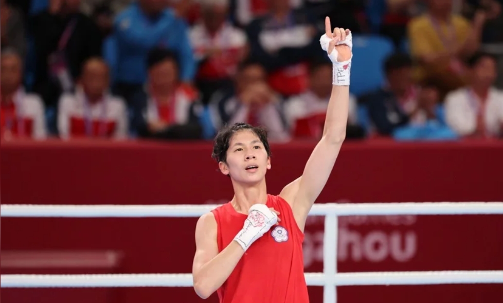 2024巴黎奧運女子拳擊57公斤級金牌戰在法國時間10日晚間登場，「台灣女拳王」林郁婷（右）不受賽前場外喧囂影響，成功打下金牌。圖/中華奧會