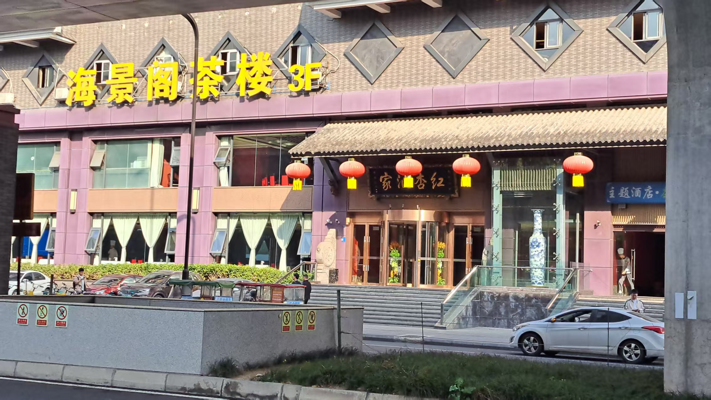 難怪古人說「少不入川」，成都街頭林立的茶樓，是當地人上班談事，下班打牌的熱點。圖/宋秉忠攝