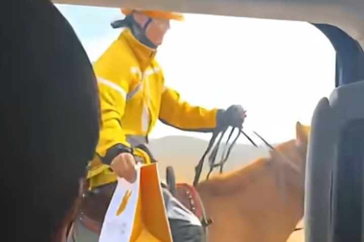 外送員策馬奔騰，穿越山丘、小河，將咖啡與熱餐直送遊客手中。圖/取自通視影片