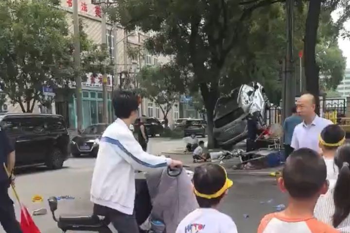 北京市密雲區第一小學門口發生一起汽車衝撞行人事件，撞倒多名學生及成人，場面混亂驚悚。圖/取自@李老師不是你老師 X