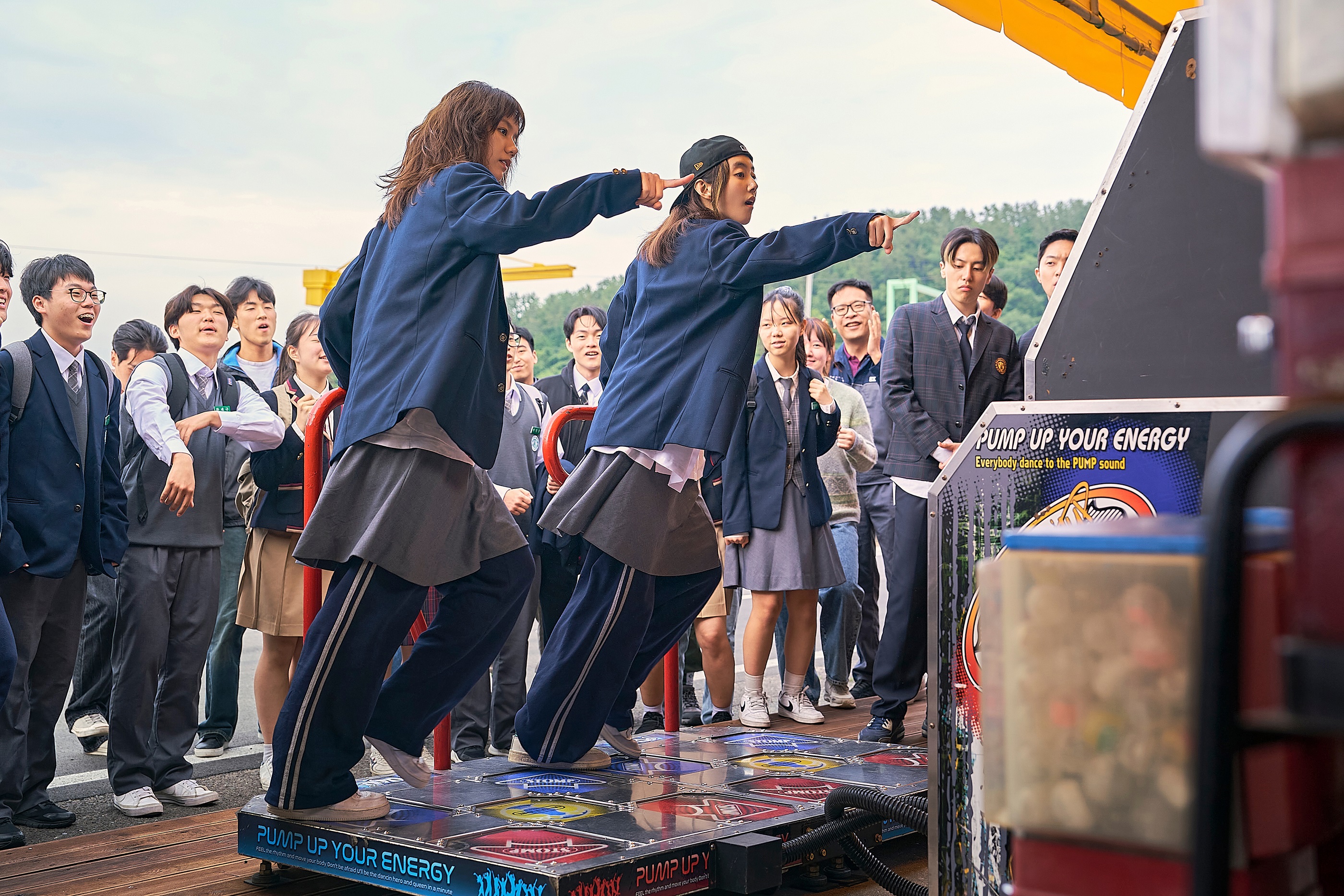 《FIGHTING！女孩們》李惠利和朴世婉飾演愛跳舞的「千禧年女孩」。圖/華映娛樂提供