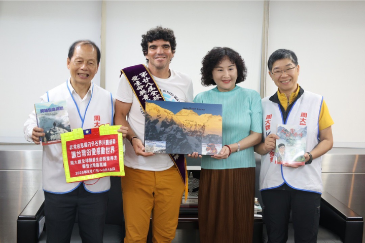 周大觀文教基金會15日宣布，來自厄瓜多的義肢登山勇士金特羅（左二），將於9月17日至18日挑戰台灣最高峰玉山，且由全球華人第一位完成「七大洲七頂峰」的女性登山家、同時是2024年「全球熱愛生命獎章」得主江秀真（右一）全程陪同。圖／周大觀文教基金會提供