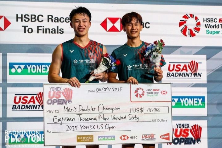 BWF超級300的美國羽球公開賽，30日進行的男雙決賽，同為19歲的合庫搭檔賴柏佑（左）、蔡富丞（右）攜手拿下金牌。圖/中央社