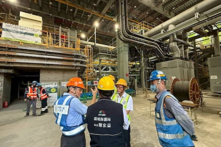 台中市環保局16日前往中火燃氣機組施工及試車現場現勘，並要求加裝天然氣洩漏監控設施。圖/台中市政府提供