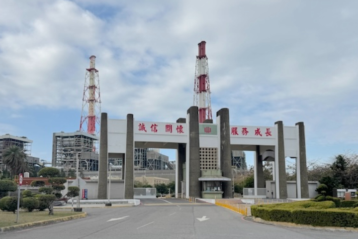 空汙日益嚴重，影響國人的健康。圖為興達火力發電廠。圖／林瑞益攝