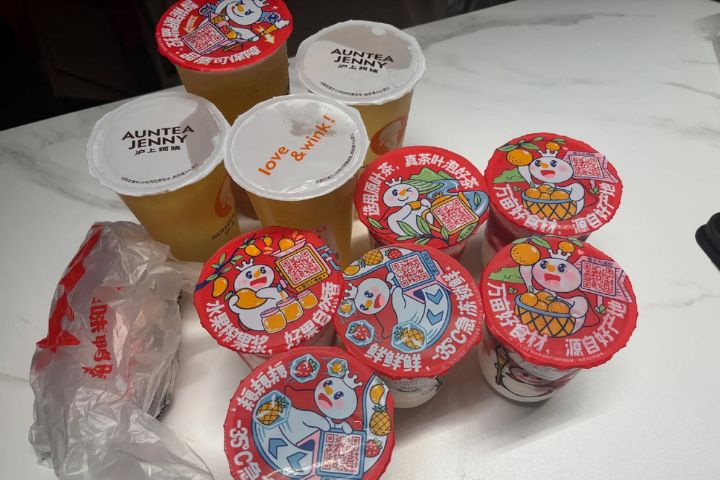 美團、淘寶閃購等平台祭出「滿減」、「免單卡」、「0元購」等重磅優惠，成功激起消費者搶單熱潮。圖/取自微博