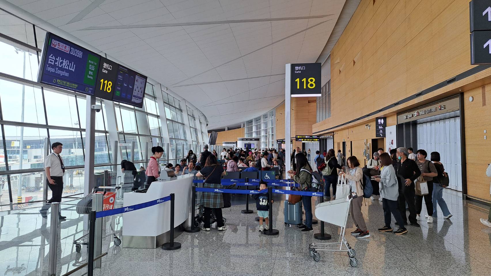 政府禁止旅行社組團到大陸旅遊，但擋不住國人赴陸觀光熱。11日中午，從成都直飛台灣的班機，大批台灣旅客排隊登機。圖/宋秉忠攝