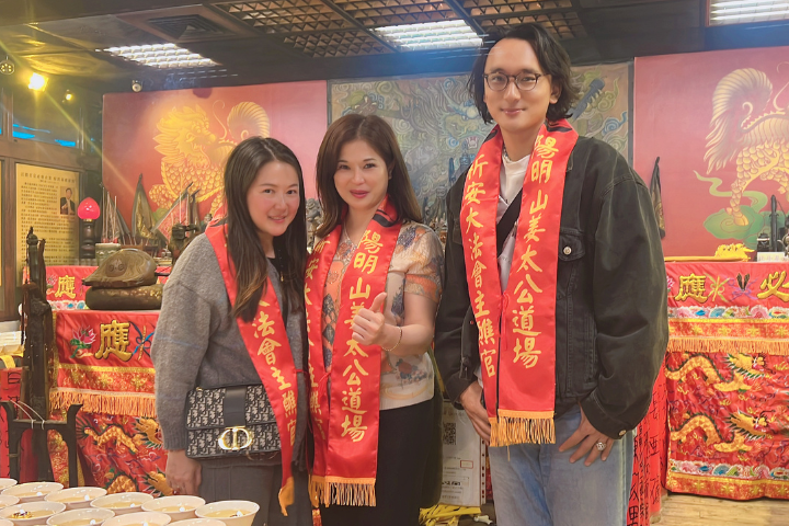 不丹導演巴沃邱寧多傑（右1）與妻子賴梵耘（左1）道場參加七星燈法會，前往陽明山道場參加七星燈法會。圖/姜太公道場提供
