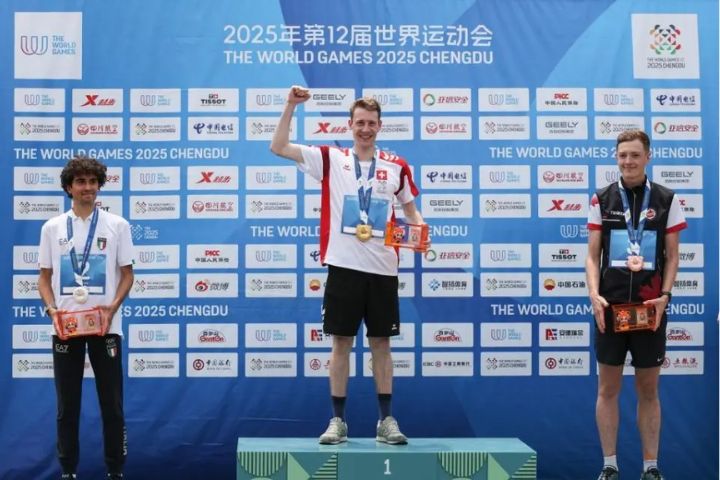 8月8日，瑞士選手裡卡爾多·蘭坎（中）、義大利選手弗朗西斯科·馬里亞尼（左）和加拿大選手賈維斯·韋斯特加德在頒獎儀式上。圖/取自新華社