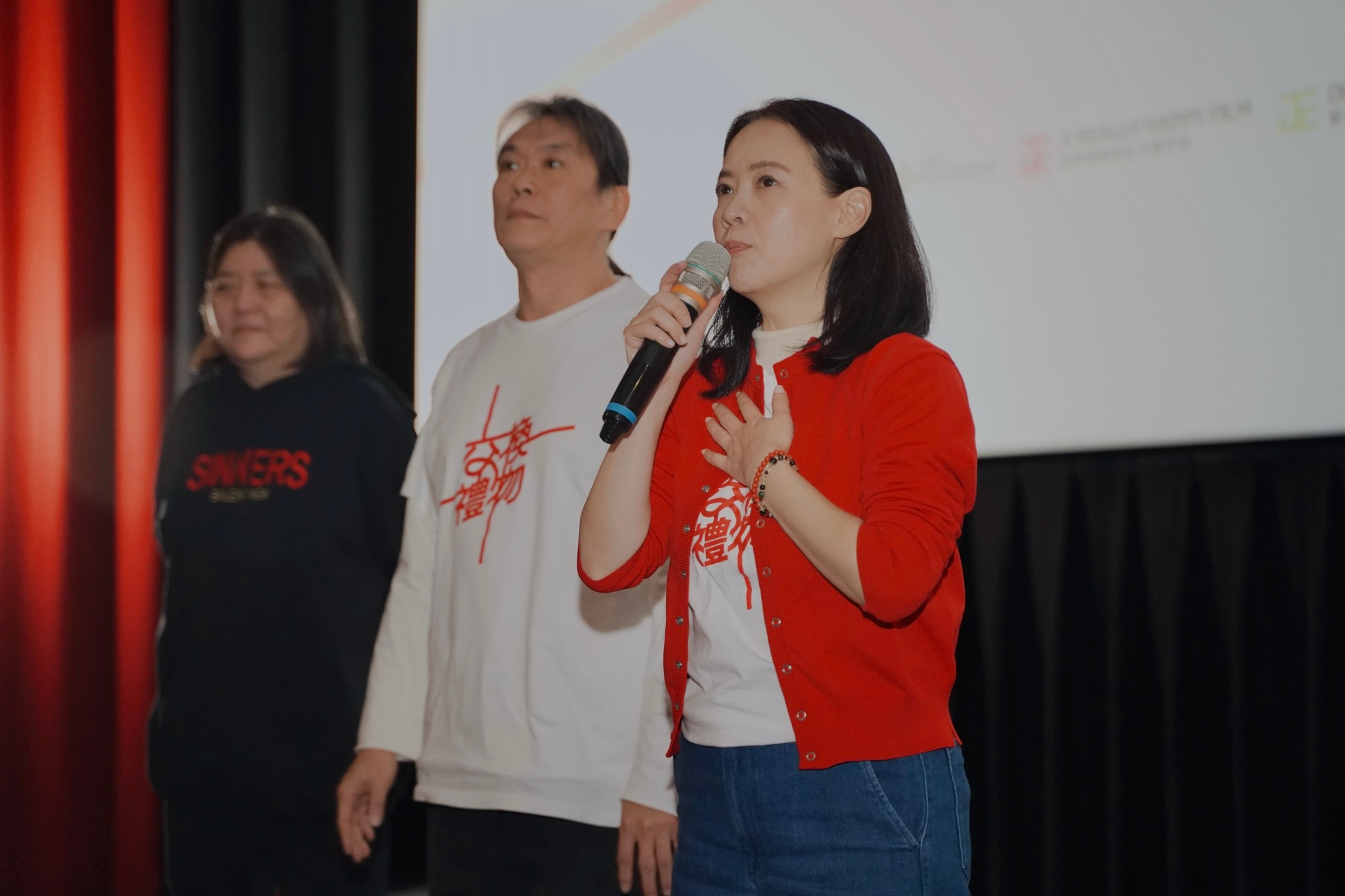 紀錄片《交換禮物》上映至今，主創團隊包括導演林明謙、監製曾國駿、旁白曾寶儀等人已到全台各大影廳進行超過50場的映後。圖/台北双喜提供