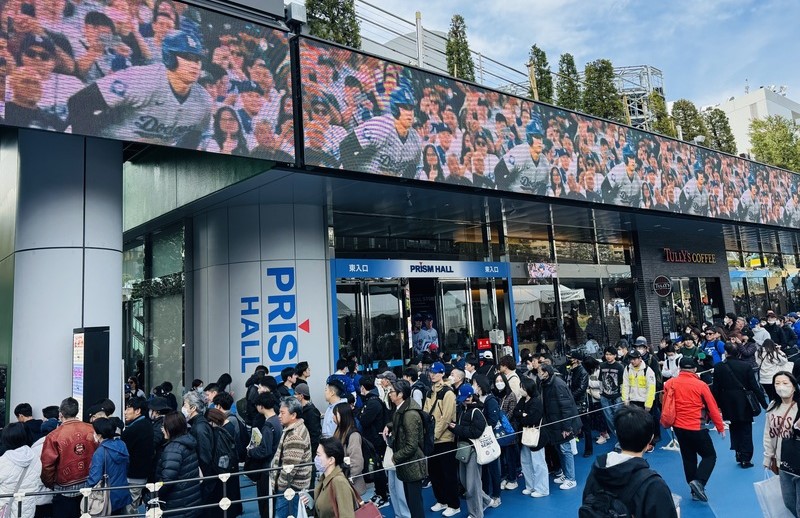 美國職棒大聯盟東京開幕戰18、19日晚上在東京巨蛋舉行。圖為東京巨蛋旁MLB官方商品店前想買周邊商品的民眾。圖/中央社
