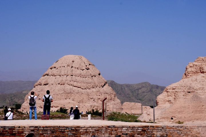 號稱「東方金字塔」的西夏陵 ，如今已成為遊客走進神秘西夏王朝的最佳窗口。圖/記者陳思豪攝 