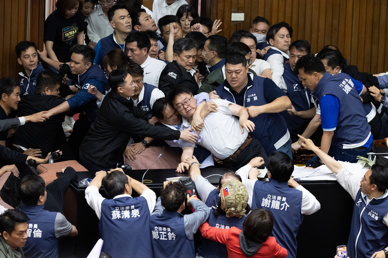 立法院會17日處理藍白國會改革法案屢傳肢體衝突，晚間朝野立委再度上演激烈攻防，各方人馬推擠拉扯。 圖／中央社