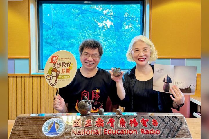 教育電台由陳碧涵博士（左）主持的「與美感教育共舞」節目，專訪陶藝創作素人何應朋（右）。圖/取自陳碧涵臉書