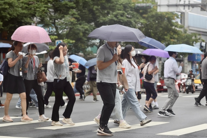 各地天氣持續炎熱，午後雨區範圍擴大。圖/取自中央社