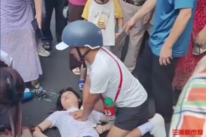 一名女子突然昏厥倒地、失去意識，脈搏消失，生死瞬間，教師盤志斌挺身而出，果斷施行心肺復甦（CPR）急救。圖/取自《三湘都市報》