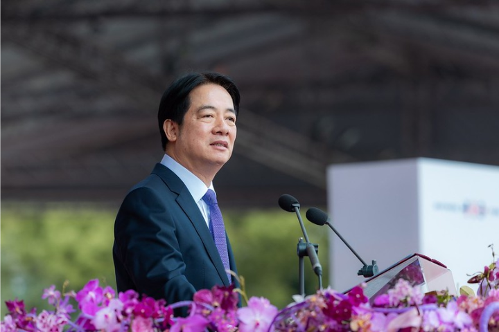 2025年雙十國慶將屆，據消息人士透露，總統賴清德談話主軸將圍繞國防預算大幅拉升、2758號決議再詮釋、「TAIWAN DOME」（台灣穹頂防禦計畫）以及強化半導體為國家戰略資產。圖為去年國慶時，賴總統發表談話。圖／取自總統府