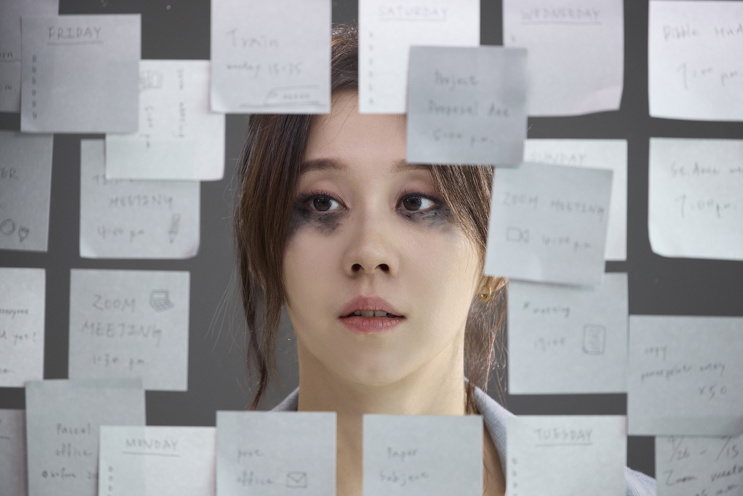 3白安在MV裡「亂七八糟眼妝」演繹加班雙眼無神疲態。圖/相信音樂提供