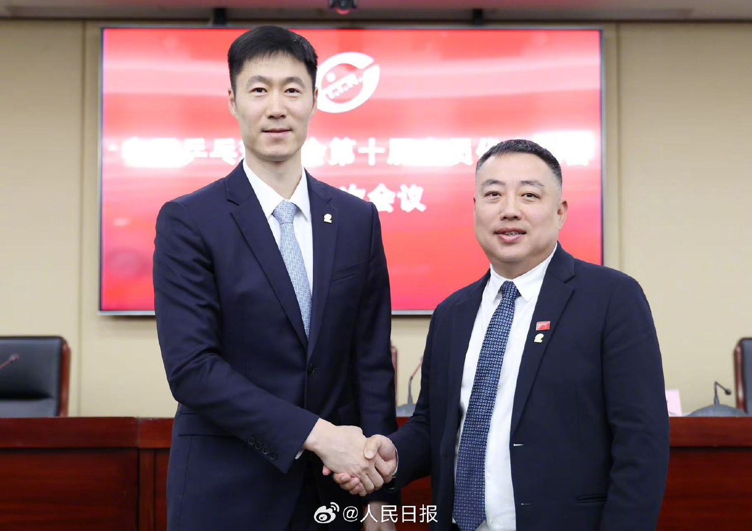 劉國梁（右）辭去大陸桌協主席，由前世界冠軍王勵勤（左）接任。圖/取自人民日報微博