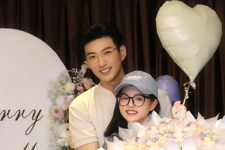 于龍求婚，楊咩咩含淚點頭應允，氣氛浪漫溫馨。圖/取自微博