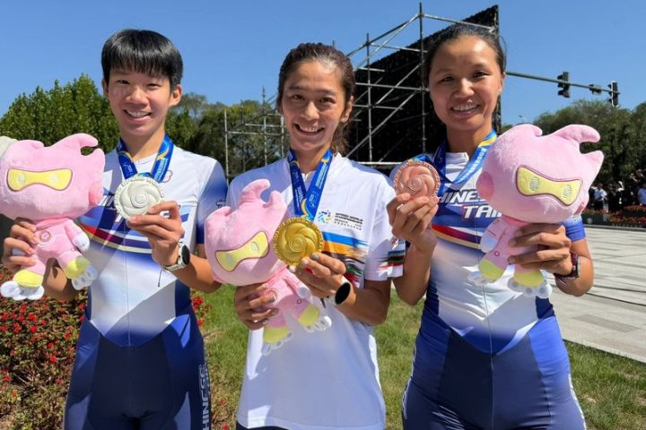 2025世界競速溜冰錦標賽，台灣選手在女子馬拉松項目展現宰制力，其中劉懿萱（中）勇奪金牌，隊友施沛妤（左）摘下銀牌、李孟竹（右）獲得銅牌。圖/中央社