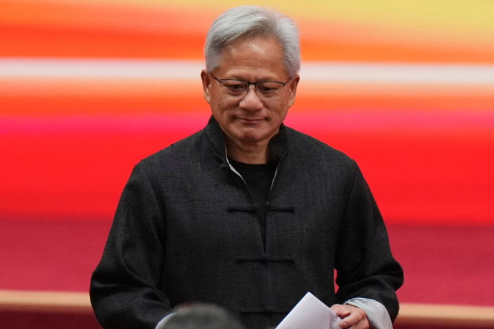 輝達CEO黃仁勳身穿唐裝亮相北京「中國國際供應鏈促進博覽會」開幕典禮，並首次以中文進行演講。圖/取自香港文匯網微博