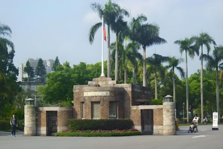 台灣大學醫學系取消一名女學霸的錄取資格，引起諸多校友議論。圖為台大。圖/取自百度