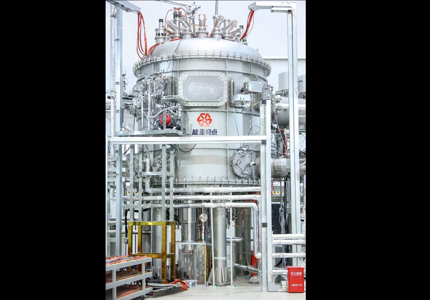 位於上海的能量奇點能源科技公司近日宣布，由該公司設計、研發和建造的全高溫超導核聚變裝置「洪荒70」成功實現等離子體放電。圖／取自能量奇點