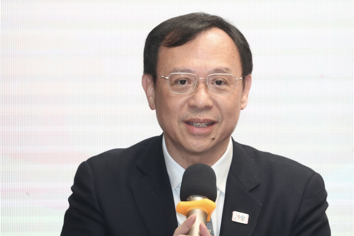 原健保署長石崇良將接任衛福部長，但2012年他當衛福部醫事處長時，簽發函釋導致如今讓學生淪「血牛」事件，但能船過水無痕嗎？圖／中央社