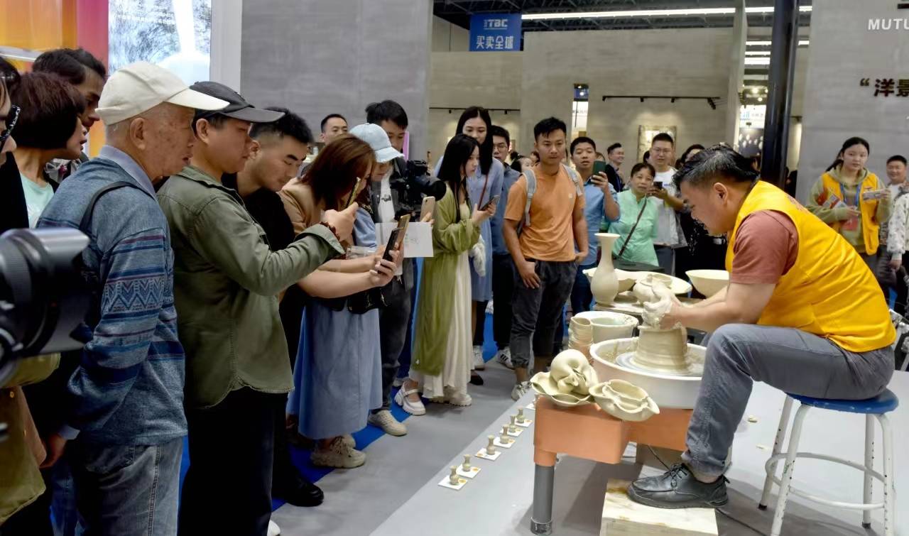 2023年10月18日，在江西景德鎮市陶博城舉行的第20屆「2023中國景德鎮國際陶瓷博覽會」活動中，「瓷都工匠技藝展示館」工匠的精湛陶瓷製作技藝吸引了眾多遊客觀看、拍攝。圖/中新社 朱定文攝