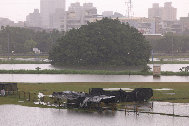 受豪大雨、抽水站抽水及大潮影響，二重疏洪道因積淹水管制疏洪十路以北區域必要路段及越堤道，呼籲民眾切勿強行進入封閉路段，以保安全。圖為嚴重積水的二重疏洪道一帶/取自中央社