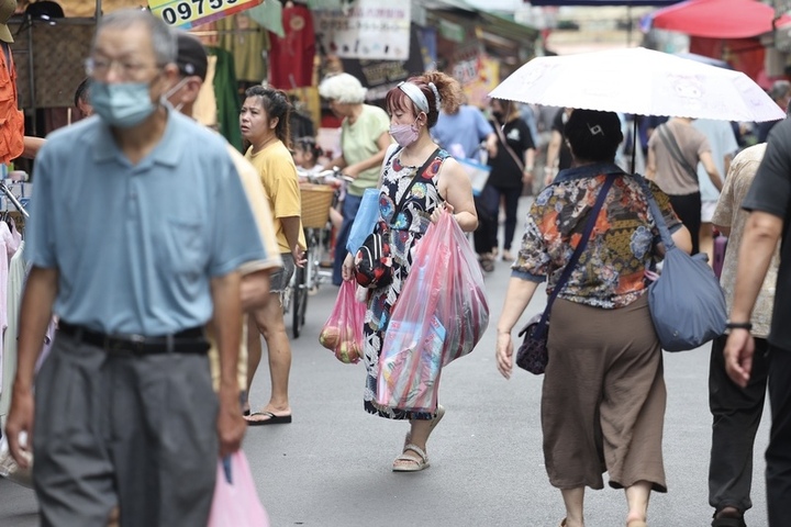 各地天氣高溫炎熱，氣象署提醒避免非必要的戶外活動。圖/取自中央社