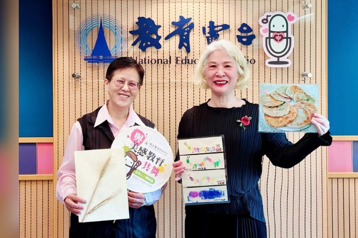 教育電台由陳碧涵博士主持的「與美感教育共舞」節目專訪台中市私立惠明盲校揭金鳳老師（左）。圖/取自陳碧涵臉書