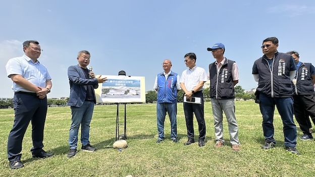 民進黨立委蔡其昌（左二）爭取自由車館設於台中清水。圖／蔡其昌服務處提供
